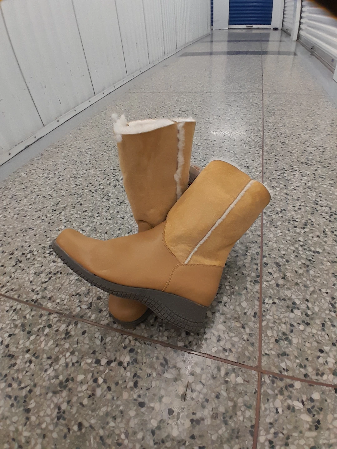 La Canadienne Waterproof Shearling Boots Women's Size 9.5