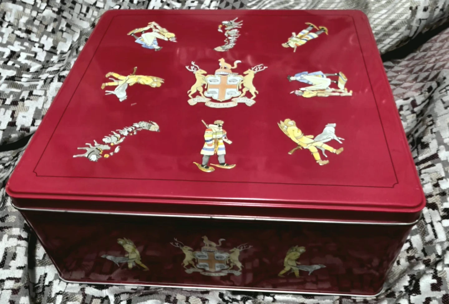 Vintage Hudson's Bay Company (HBC) Commemorative Biscuit Tin - photo 2