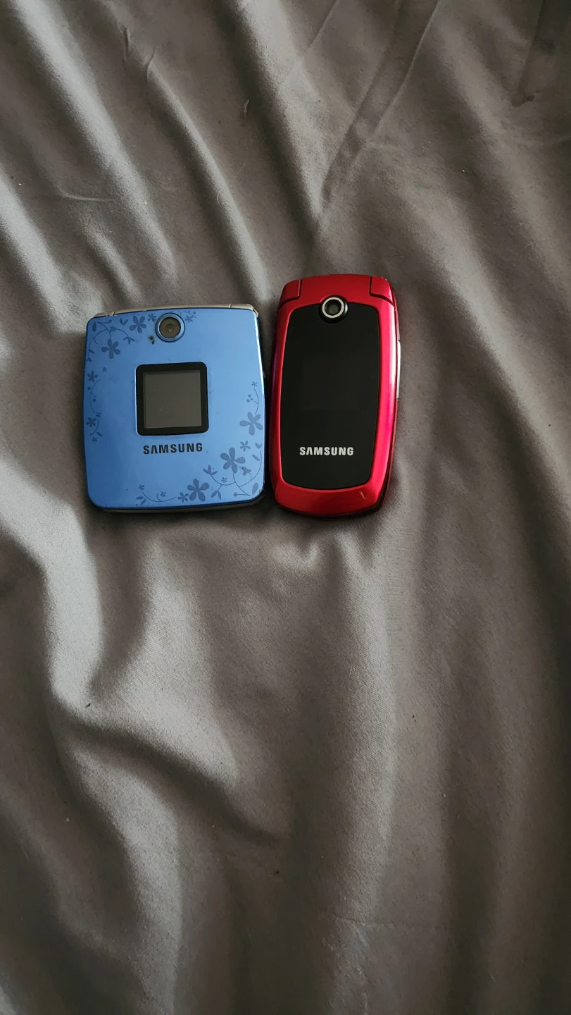 Samsung Flip Phones (2) - Blue & Red - photo 3