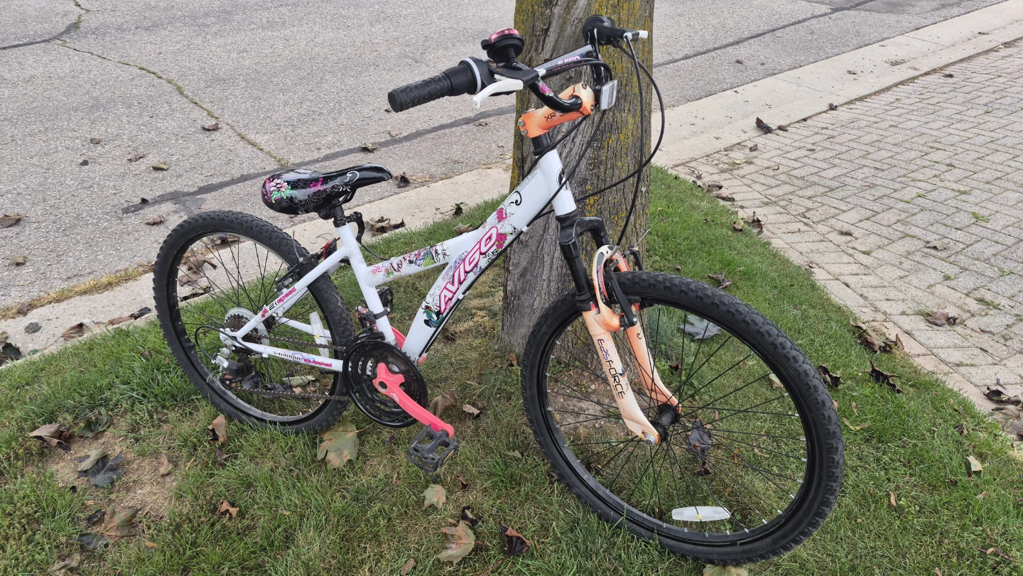 Avigo girls 21 speed bike with 24 inch wheels.