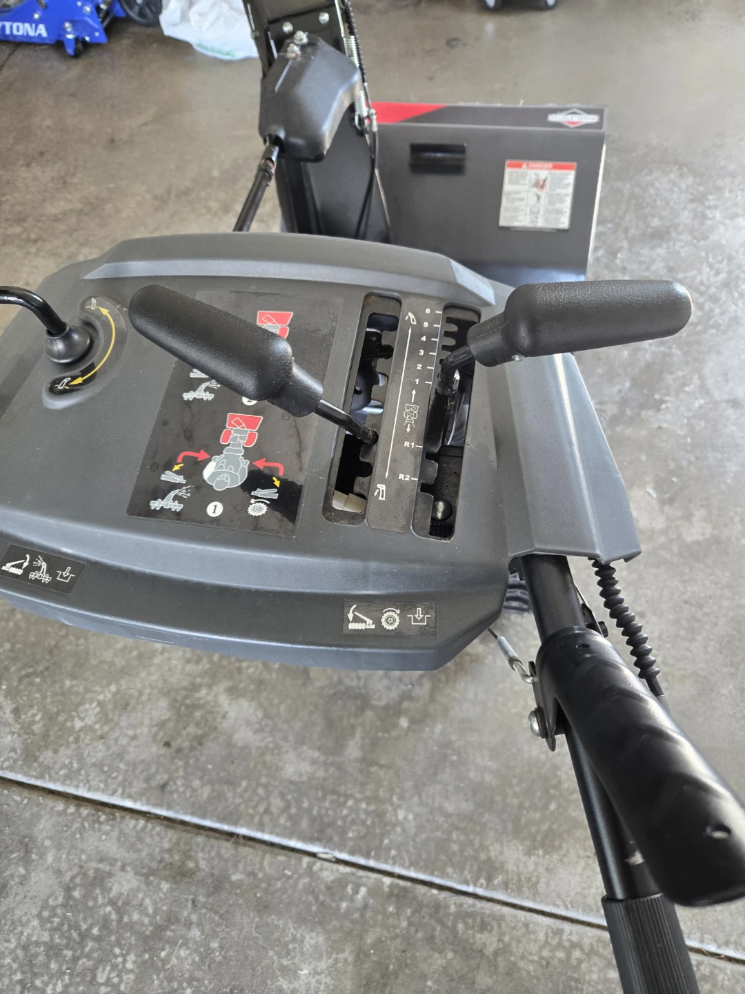 Snow Blower, electric start, tuned up - photo 5