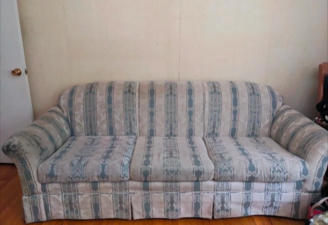 Super Comfy Couch (Fits 4-5) 🏈