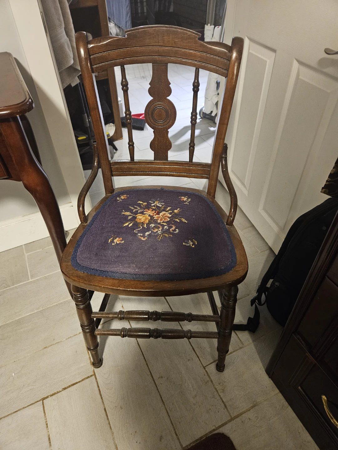 Small Makeup Table - photo 4