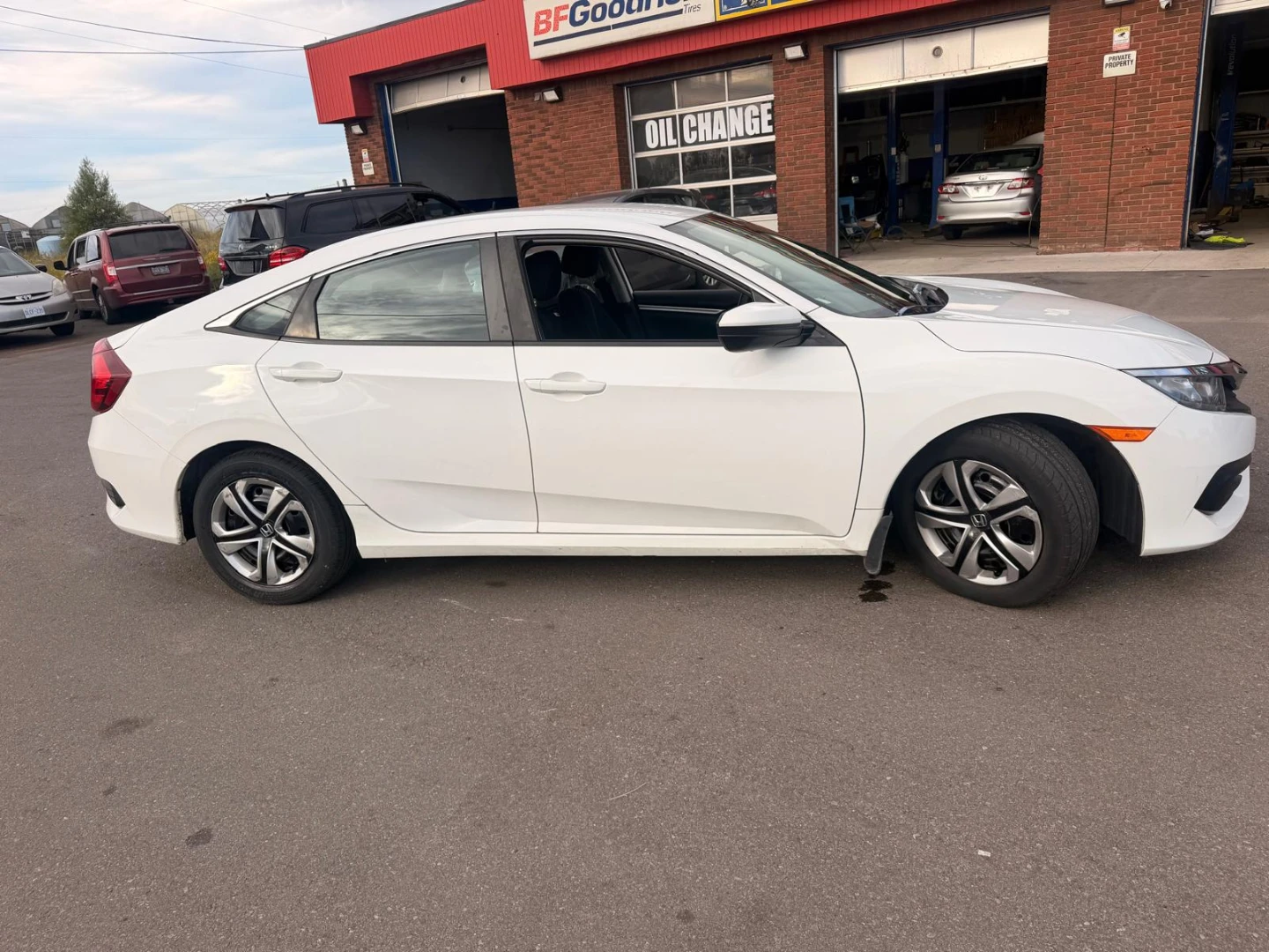 White Honda Civic Sedan, 193,993KM - photo 3