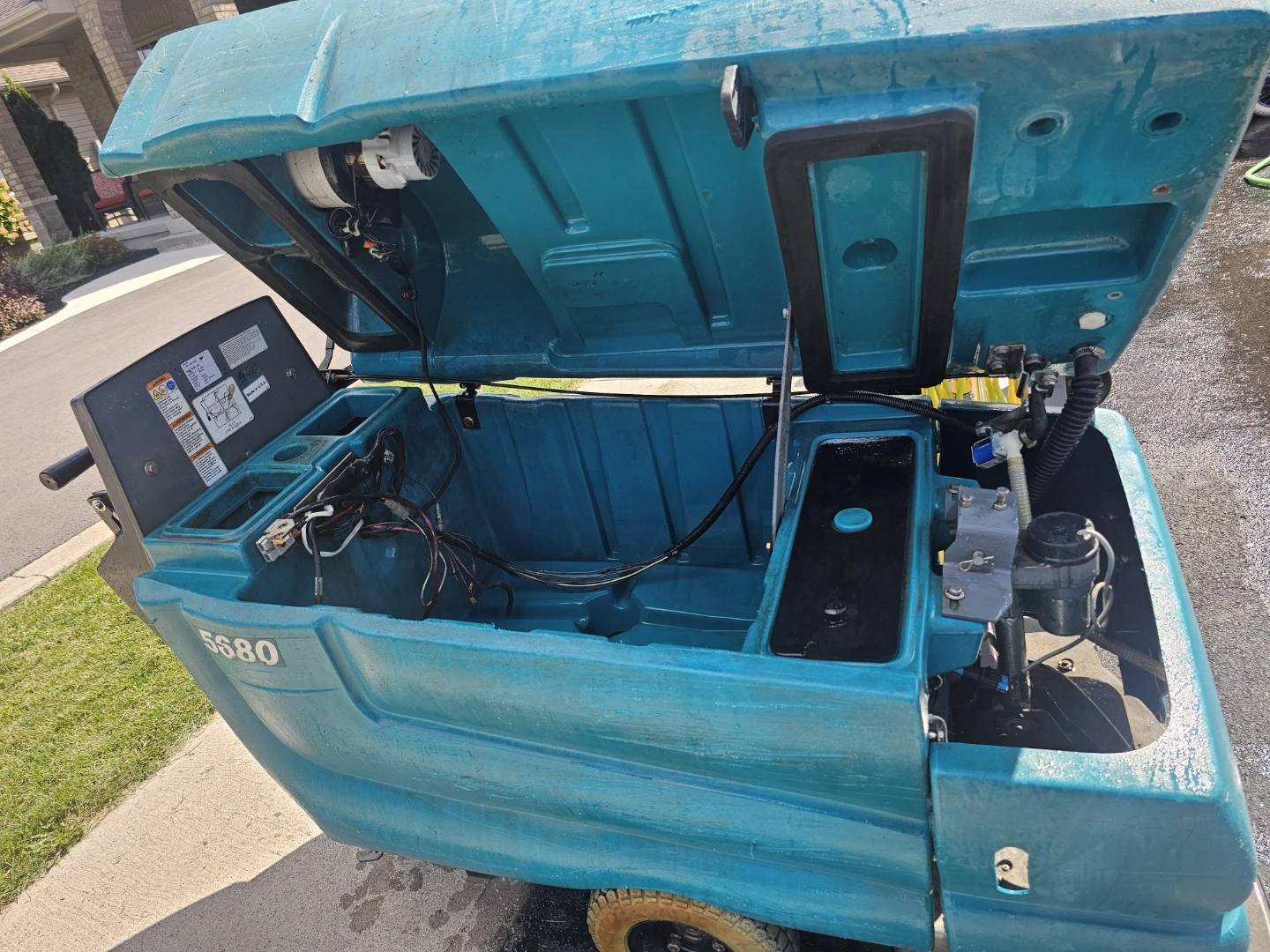 Tennant 5680 Floor Scrubber