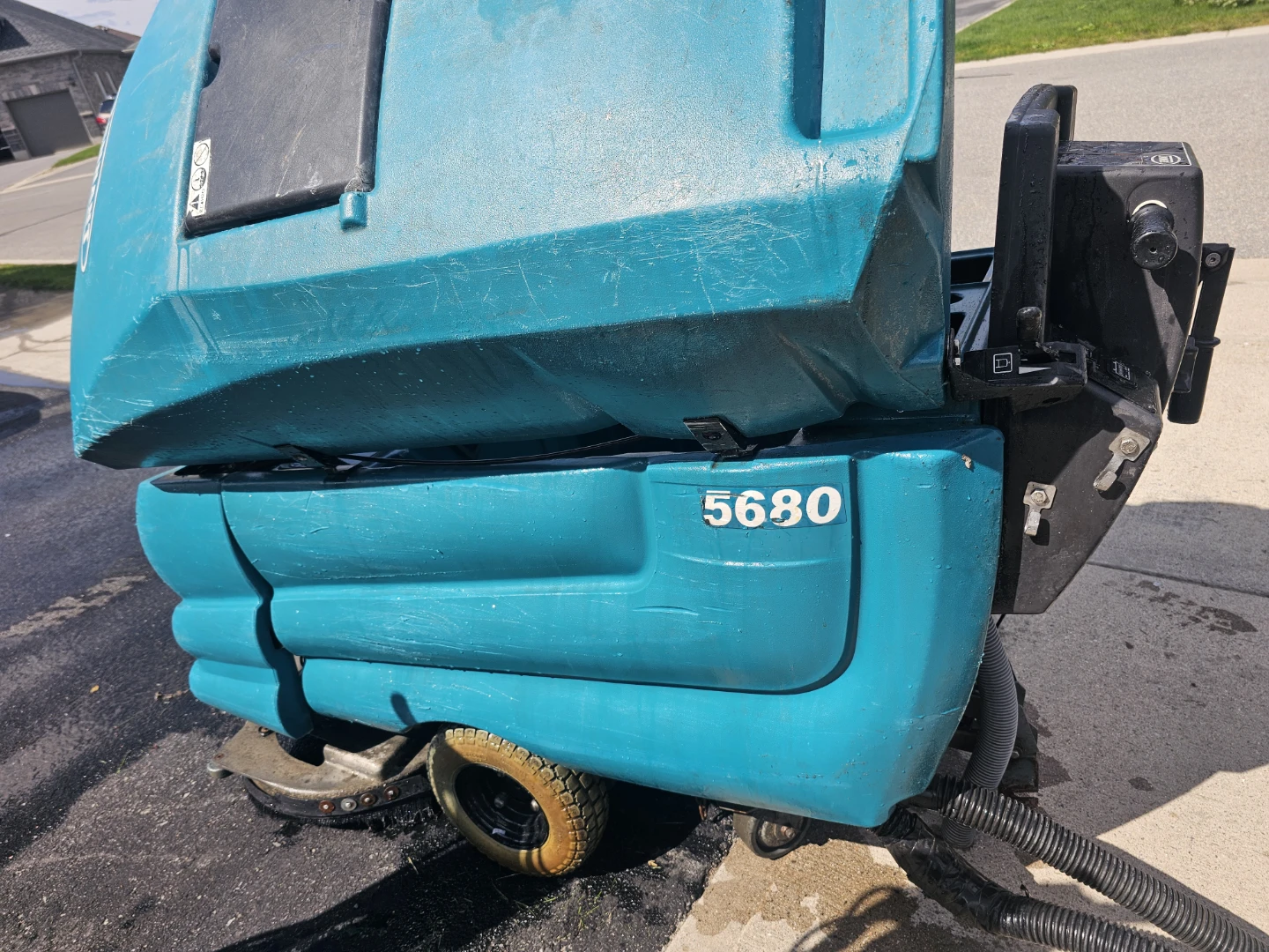 Tennant 5680 Floor Scrubber - photo 4