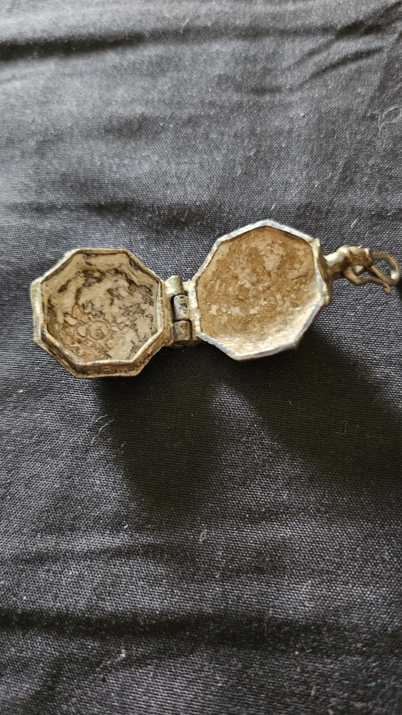 Vintage Metal Floral Poison Pendant - photo 3