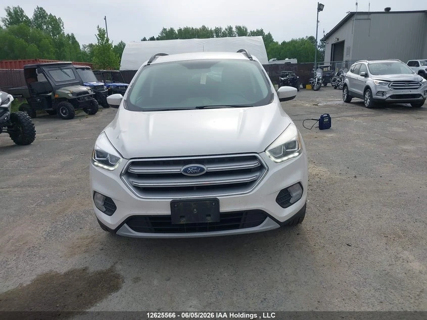 White Ford Escape SE