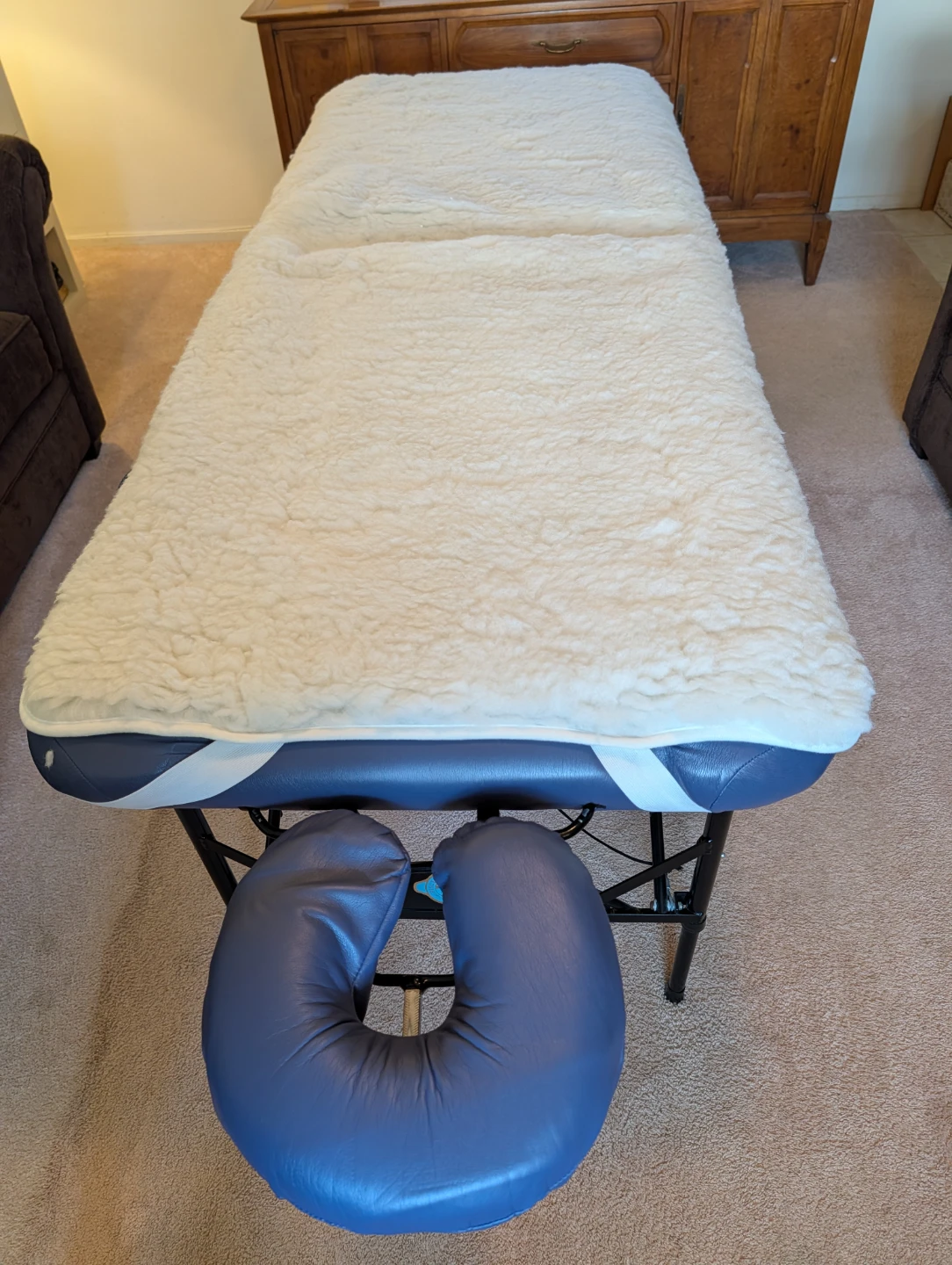 Massage table with sheets and sherling cover - photo 4