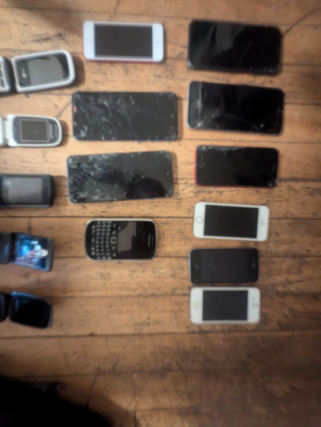 Large collection of mixed vintage and modern cell phones - photo 2