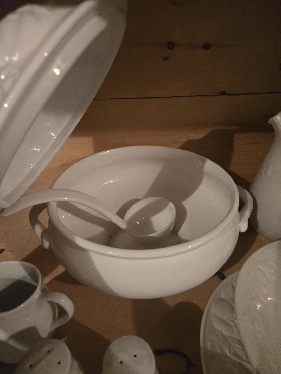 White Embossed Ceramic Serving Set - photo 5