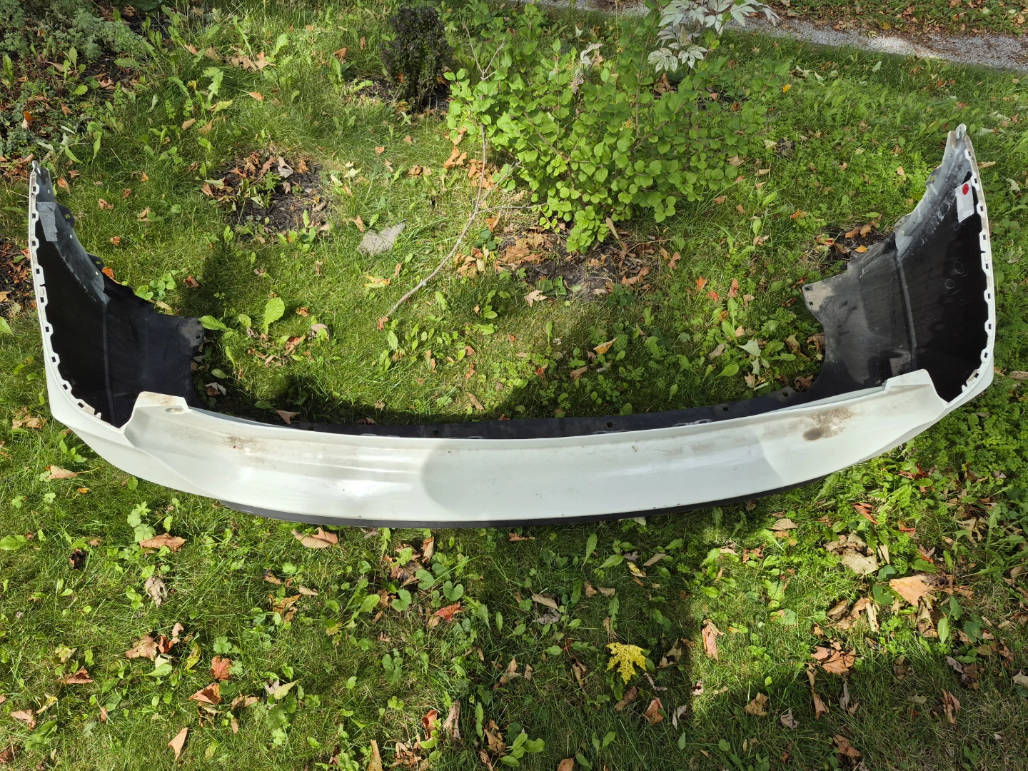 Nissan rogue 2017 White rear bumper cover