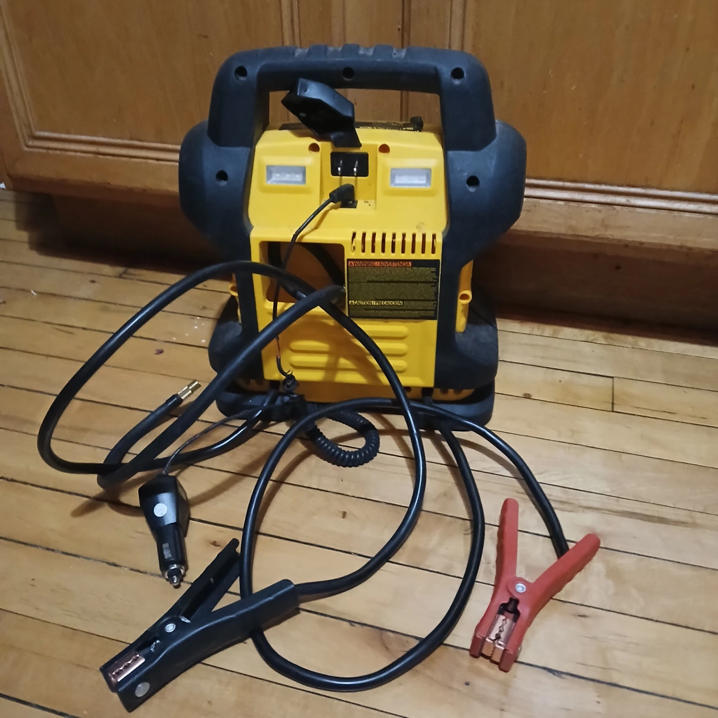 DEWALT 1400 Peak Amp Jump Starter - photo 2