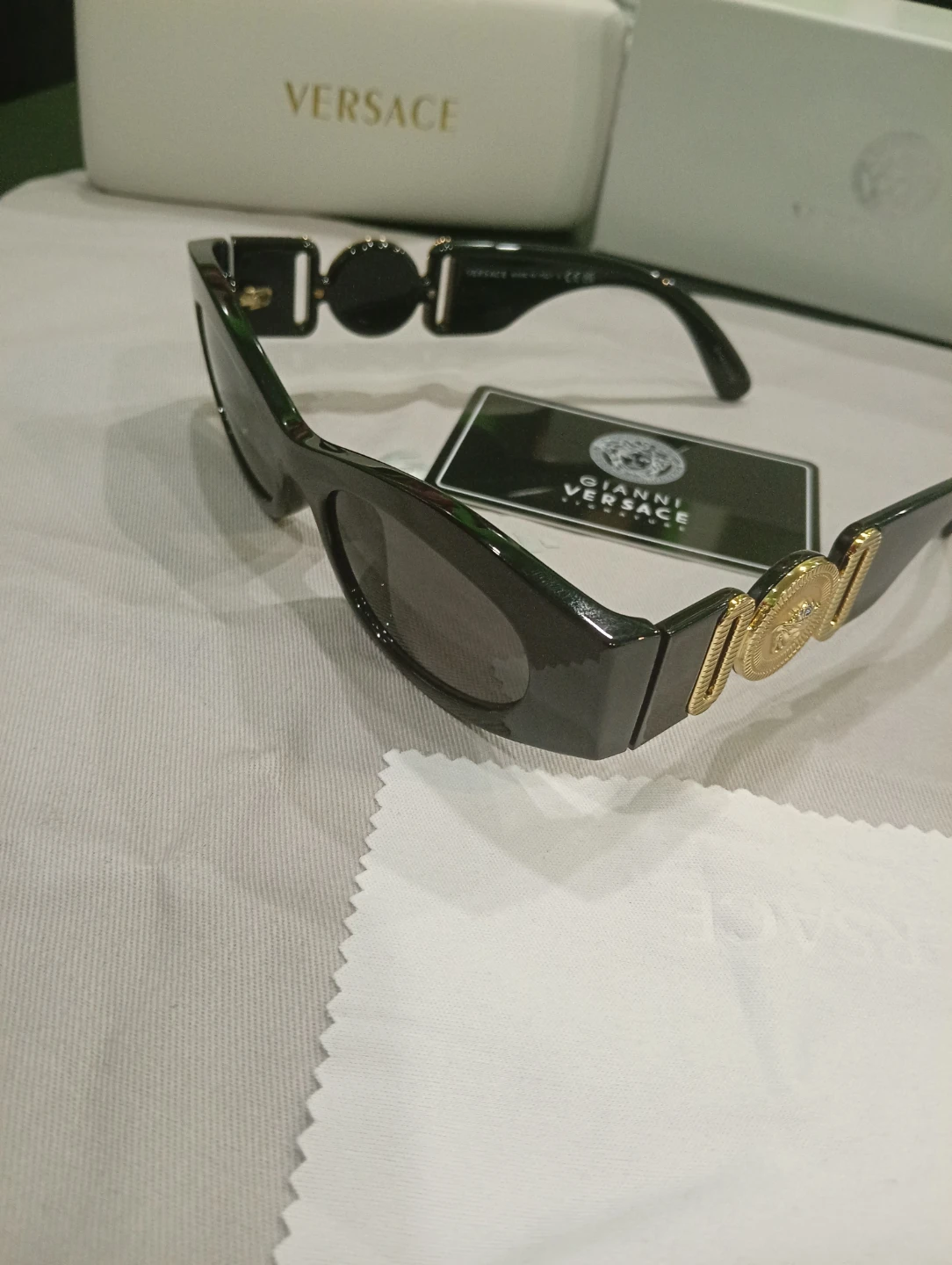 Versace Black Sunglasses unisex - photo 2