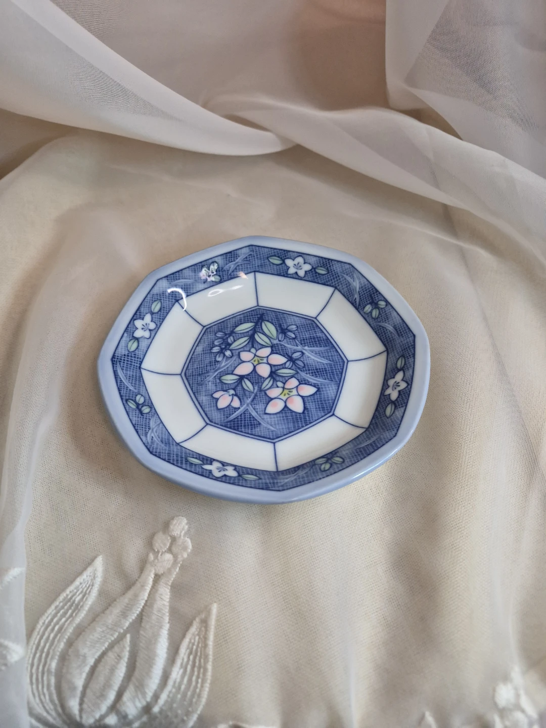 Beautiful Vintage 5" Porcelain Trinket Decor etc. Dish - photo 4