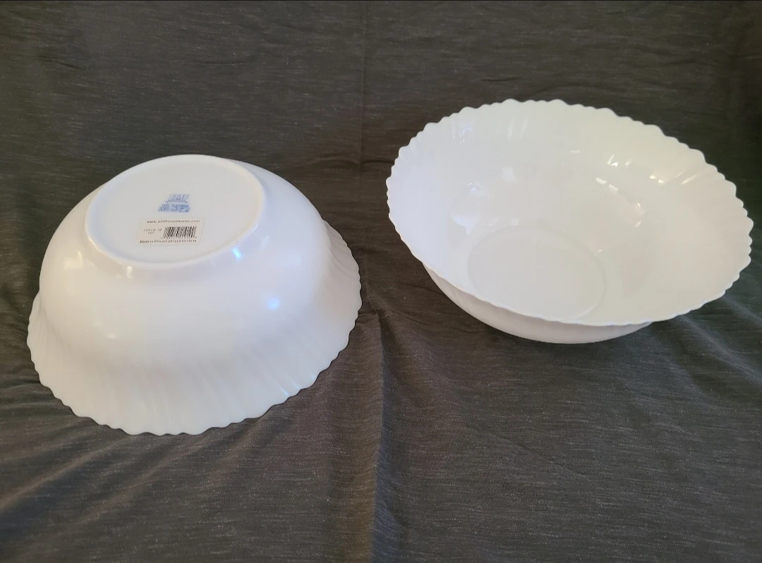 10" White Serving Bowls x 2 - photo 3