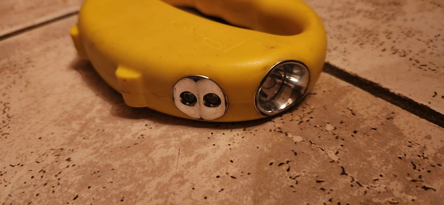 Yellow hand-held flashlight🏈