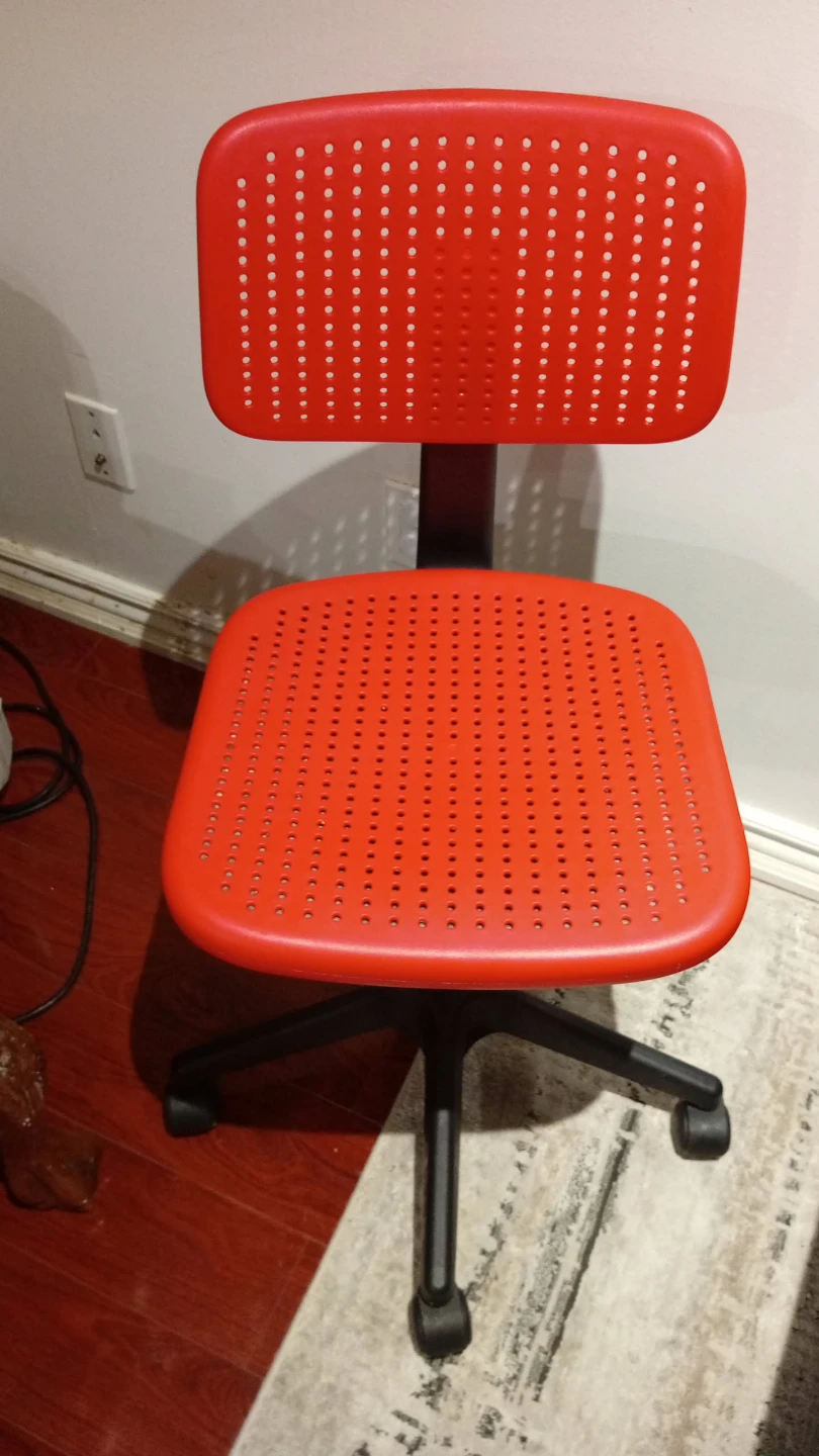 Red office task chair - photo 2