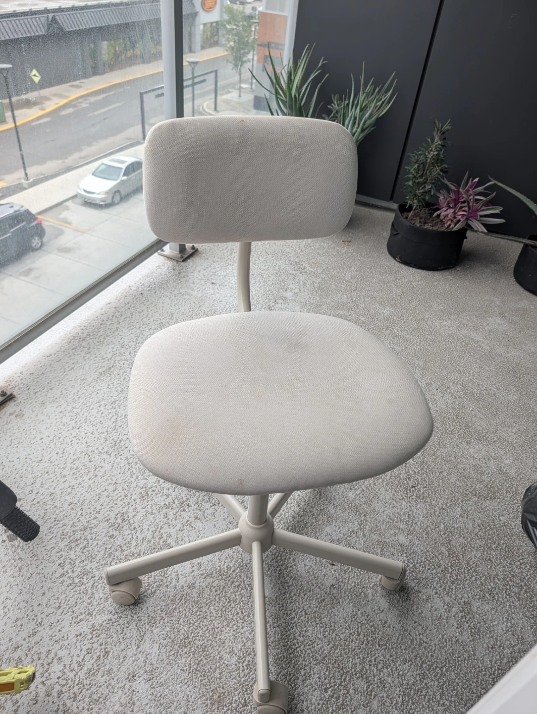 Swivel Chair - White / Light Beige