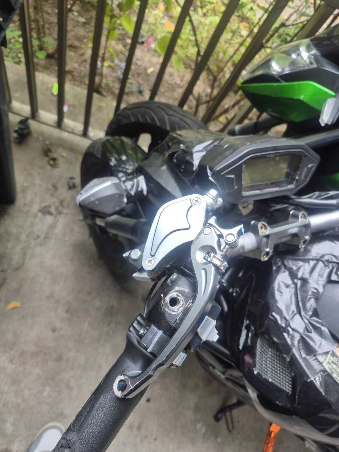 Electric motorcycle with hand brake lever - photo 3