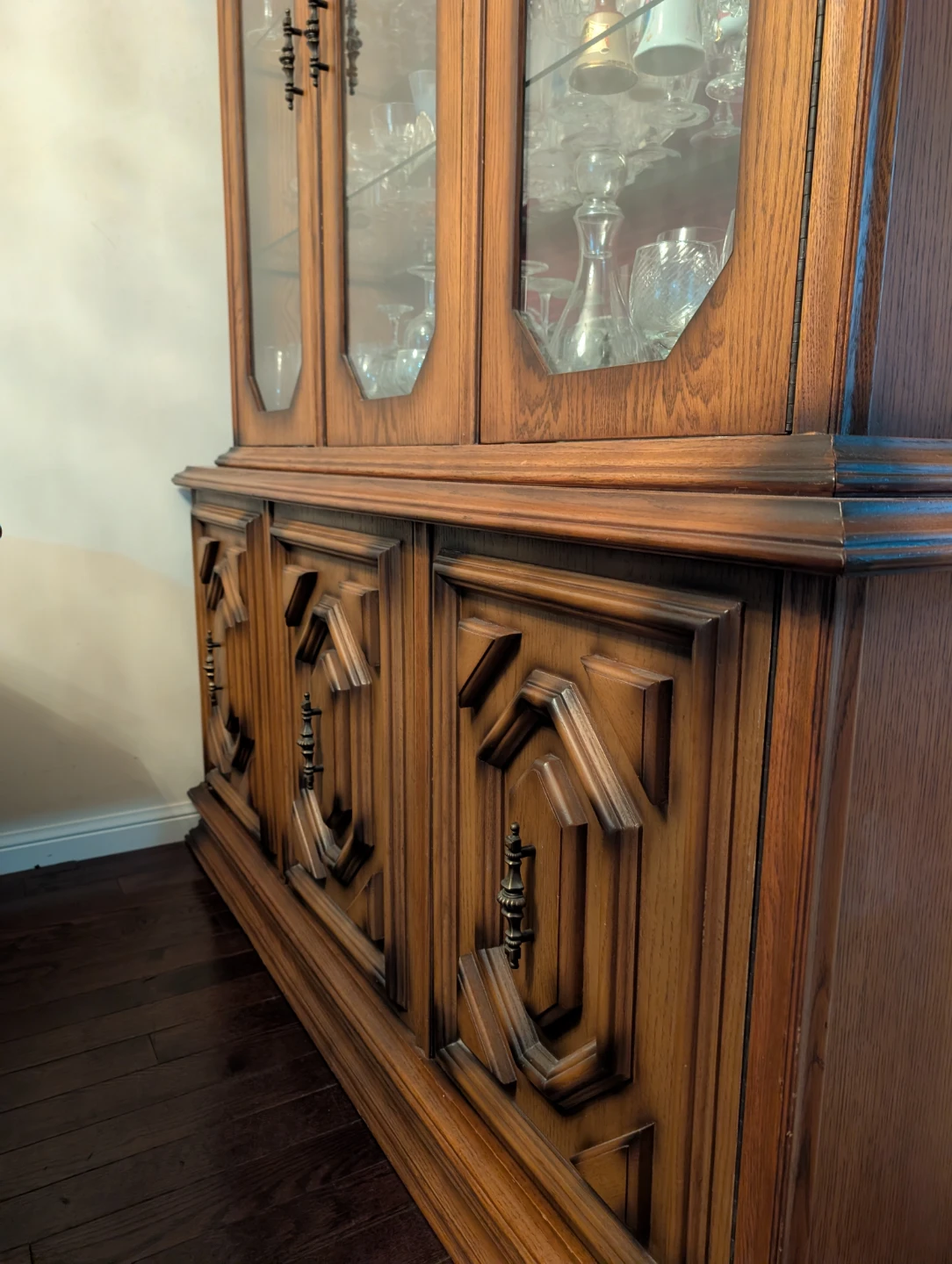 1980s VINTAGE SOLID WOOD GLASS CABINET - photo 4