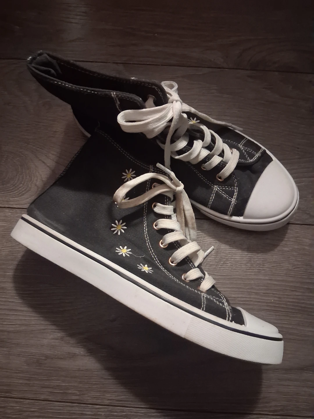 Size 8 women's (does fit a 7)