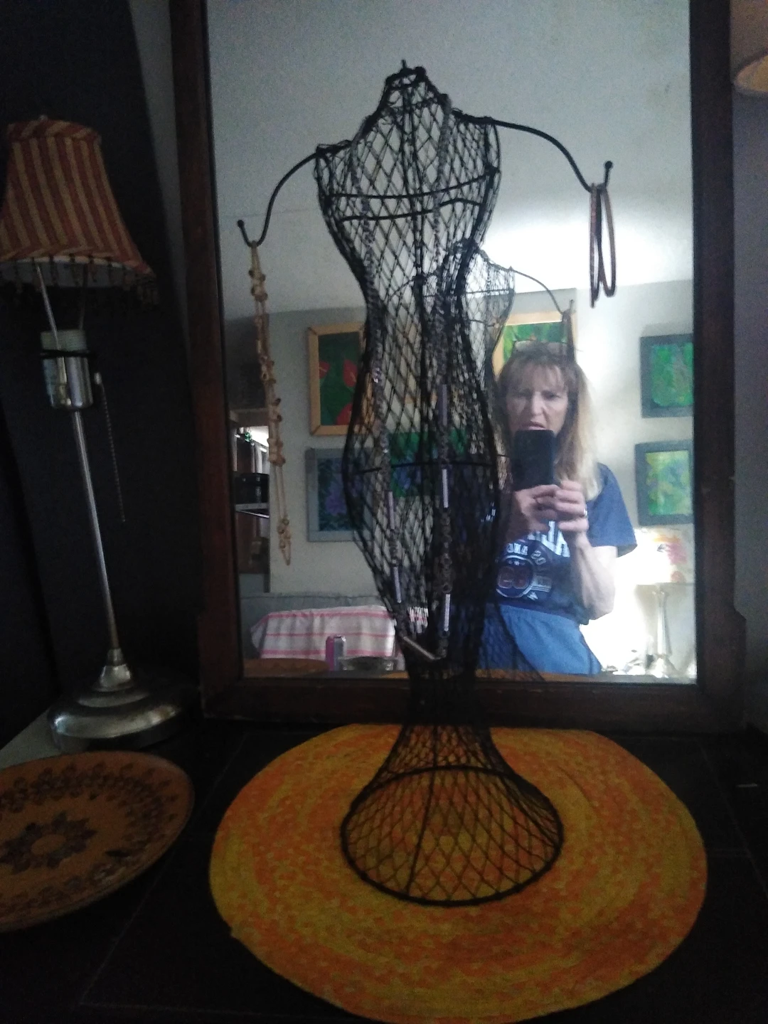 Sculpted wire lady jewelry stand - photo 2