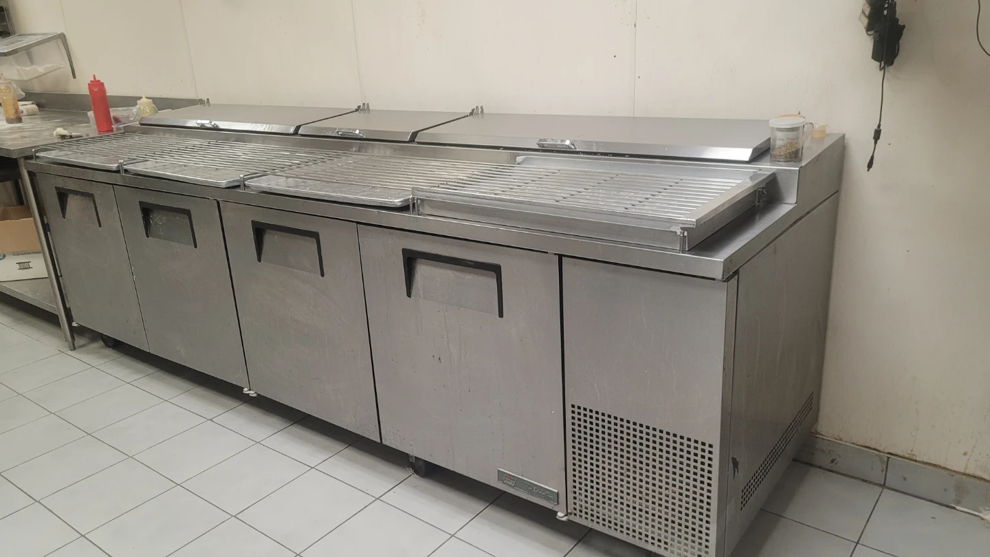 Kitchen Refrigerator Prep Table( True )