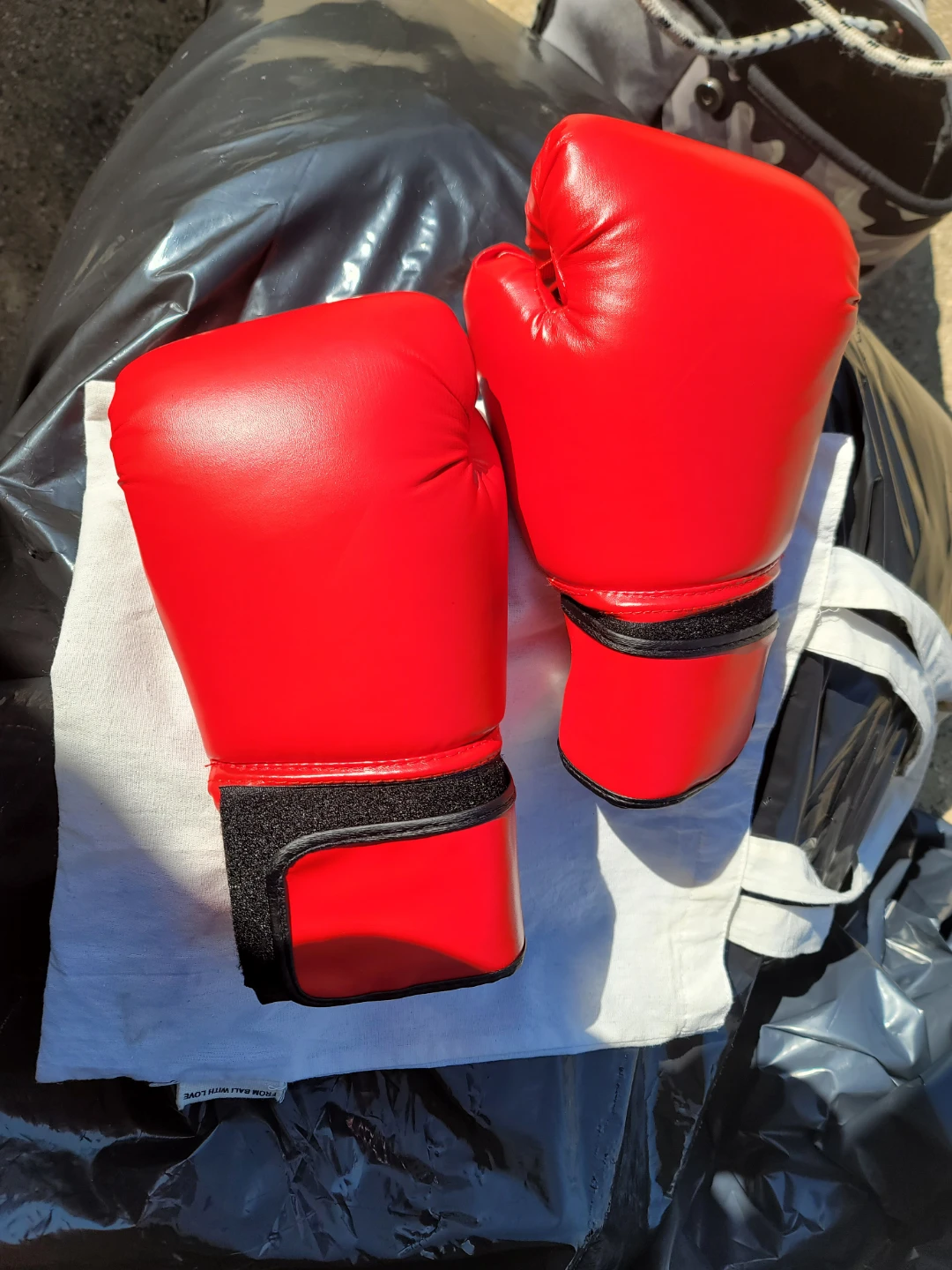 Pair of red boxing gloves - photo 2