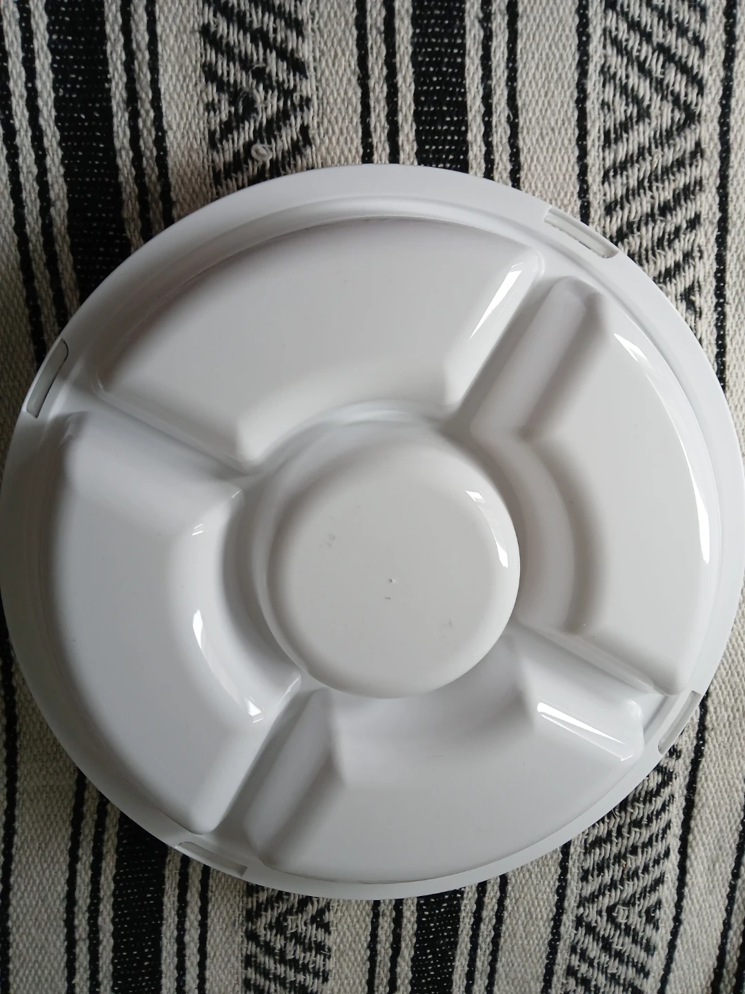 White Round Divided Serving Tray with Lid.  Firm price. - photo 3