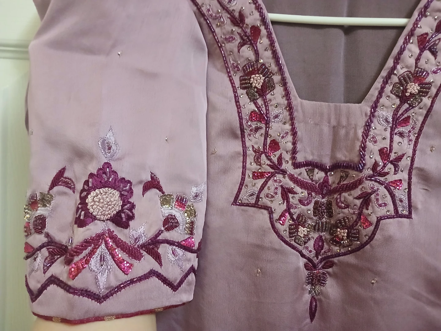Indian/Pakistani Light Purple hand embroided silk Suit - photo 4