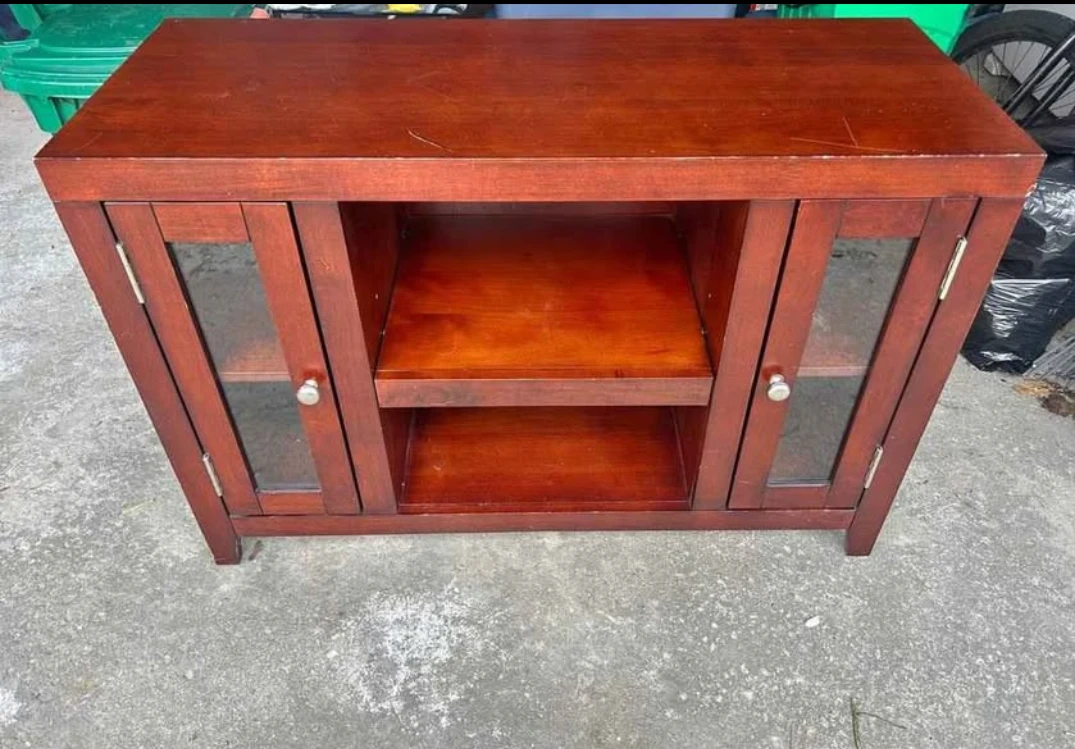 Wooden TV Media Console (Free delivery in Bramptona)