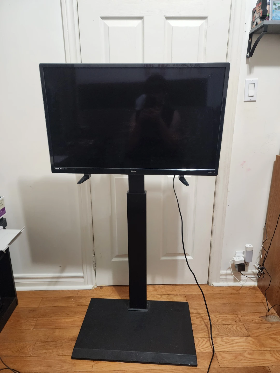 📺 Sanyo 32" Roku Smart TV + Remote + Fitueyes TV Stand — $100