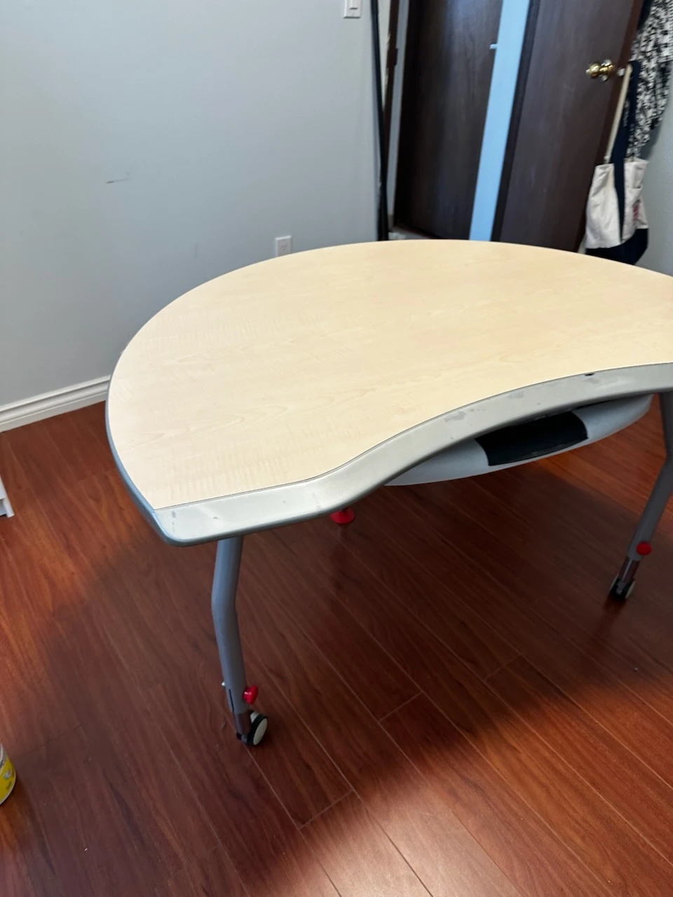 Free desk! - photo 2