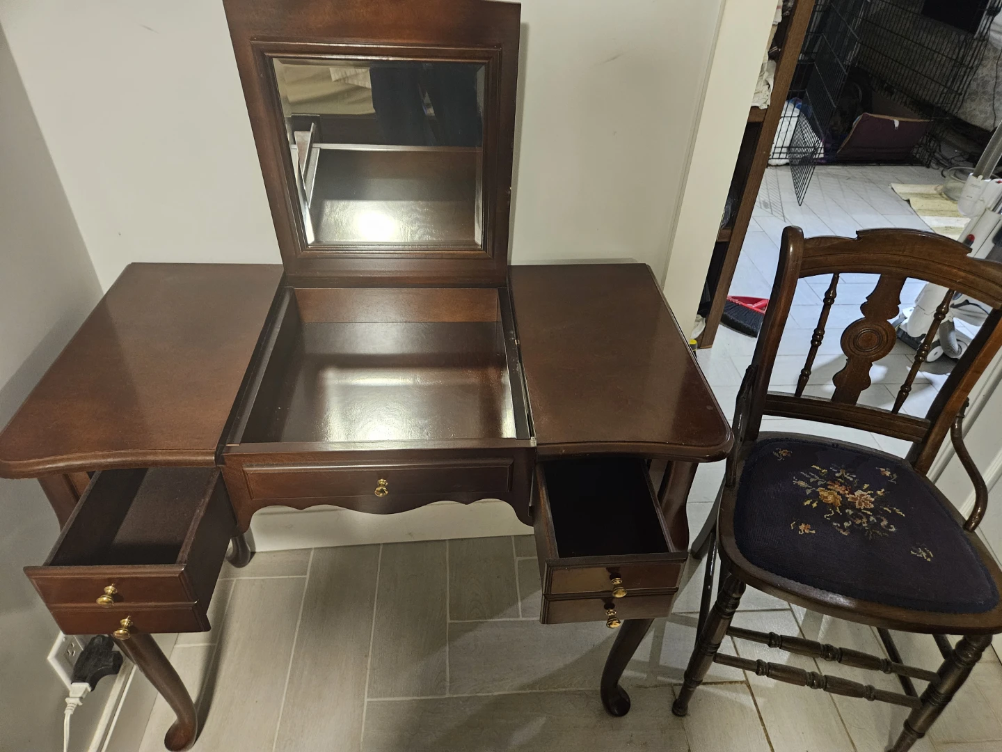 Small Makeup Table - photo 2