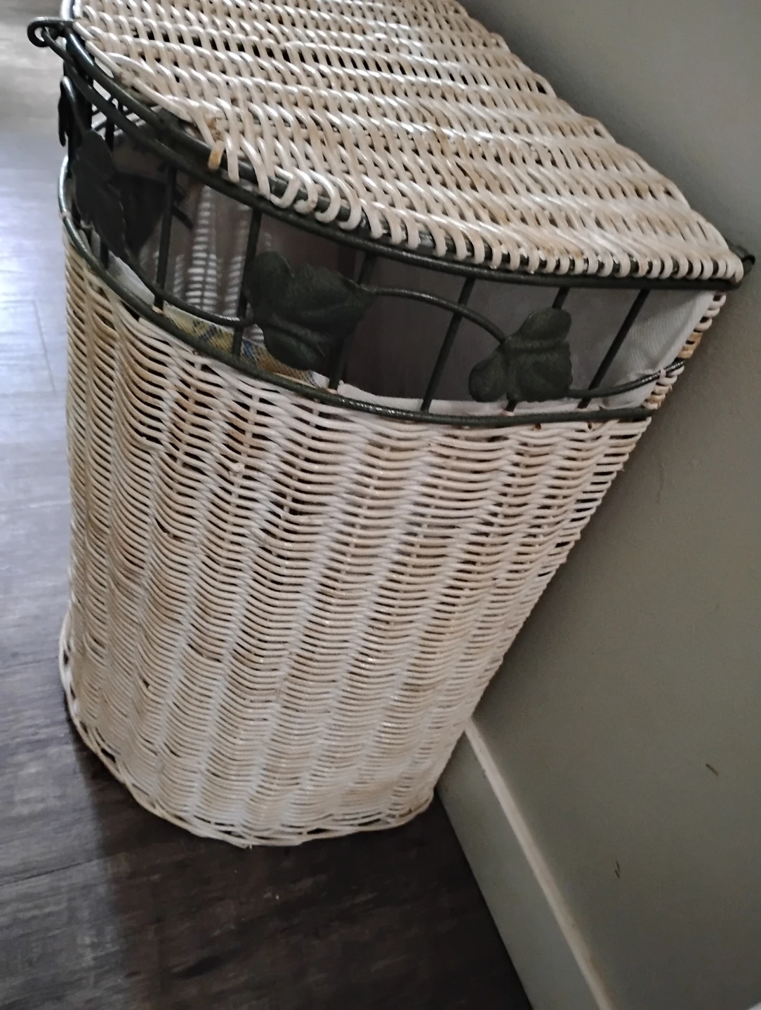 Wicker Laundry Hamper with Leaf Detail
