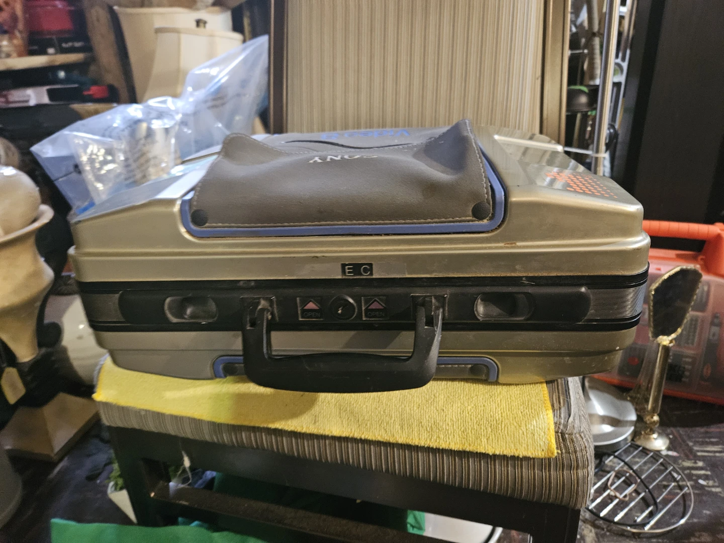 Sony Video 8 Camcorder with Hard Carrying Case - photo 3