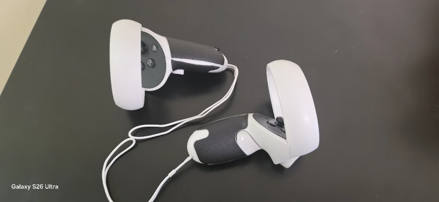 Meta Quest 2 VR Headset with Carrying Case - photo 2