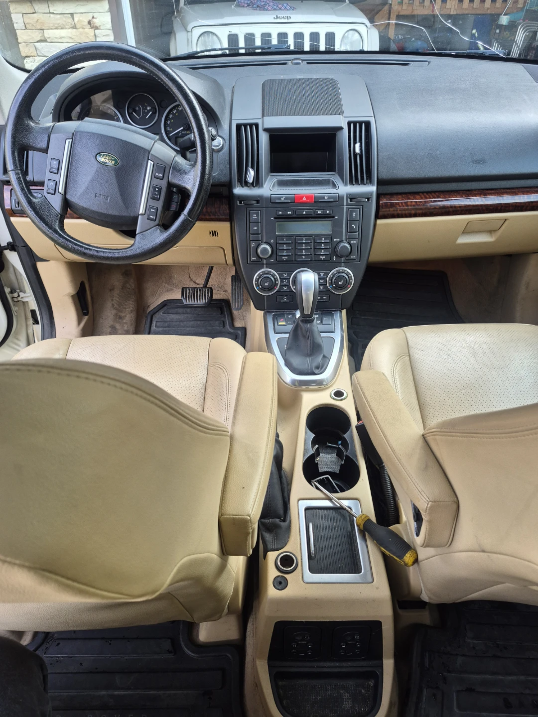 Land Rover LR2 SUV - photo 4