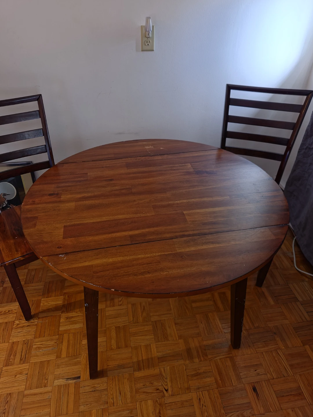 Round wooden dining table with two chairs - photo 2