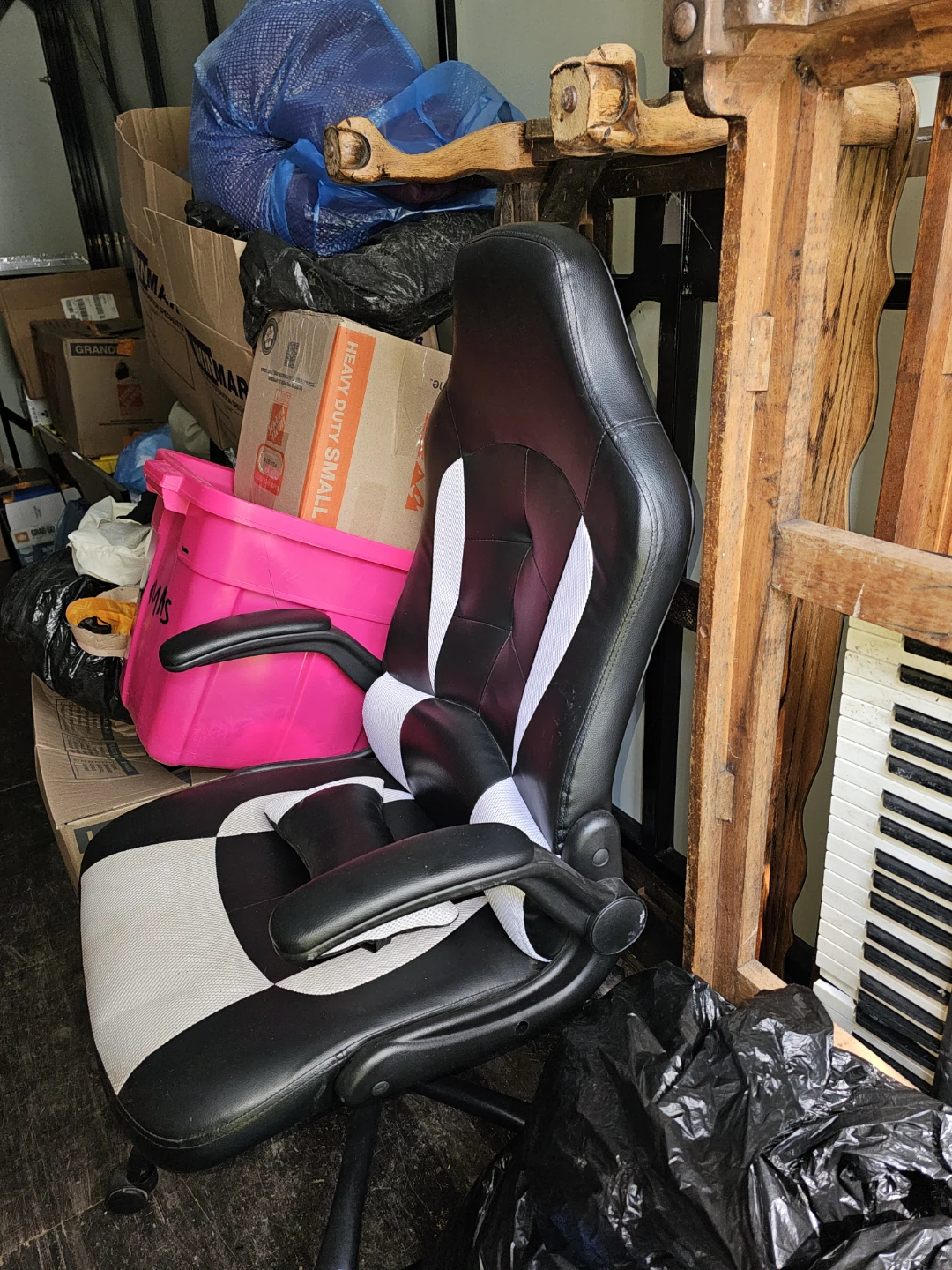 Black and white gaming chair - photo 2