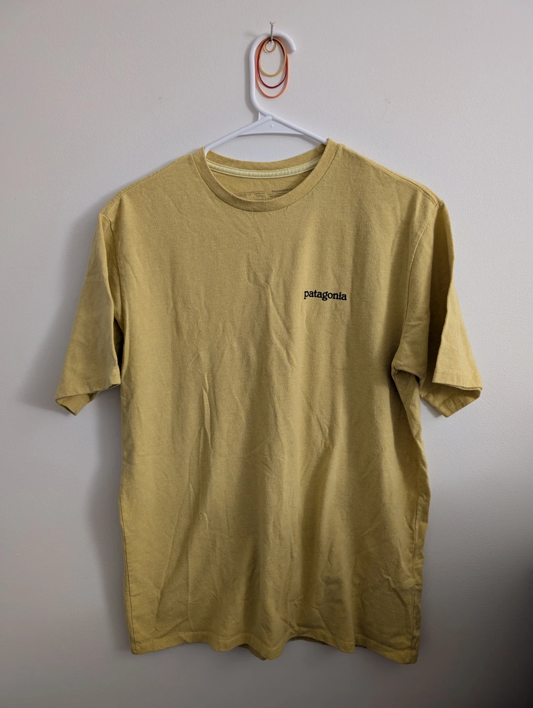 Patagonia Rare Responsibili-Tee Shirt Yellow Size Small 🏈