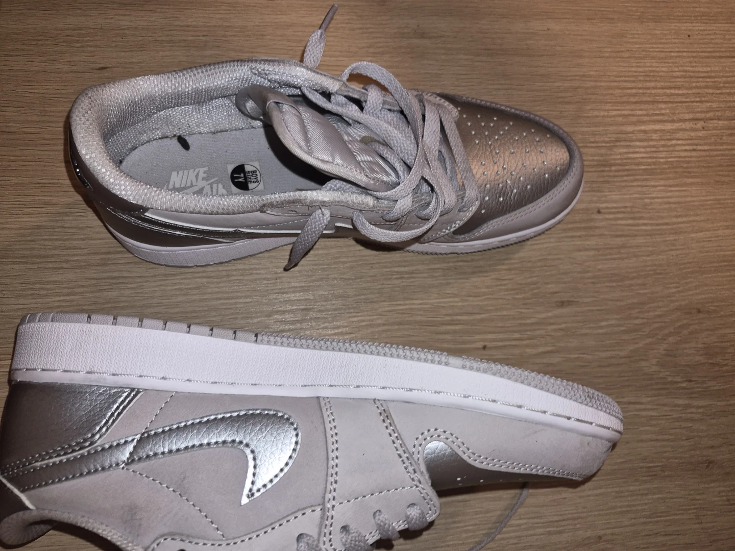 Nike Air Jordan 1 Low Metallic Silver Size 7Y - photo 2
