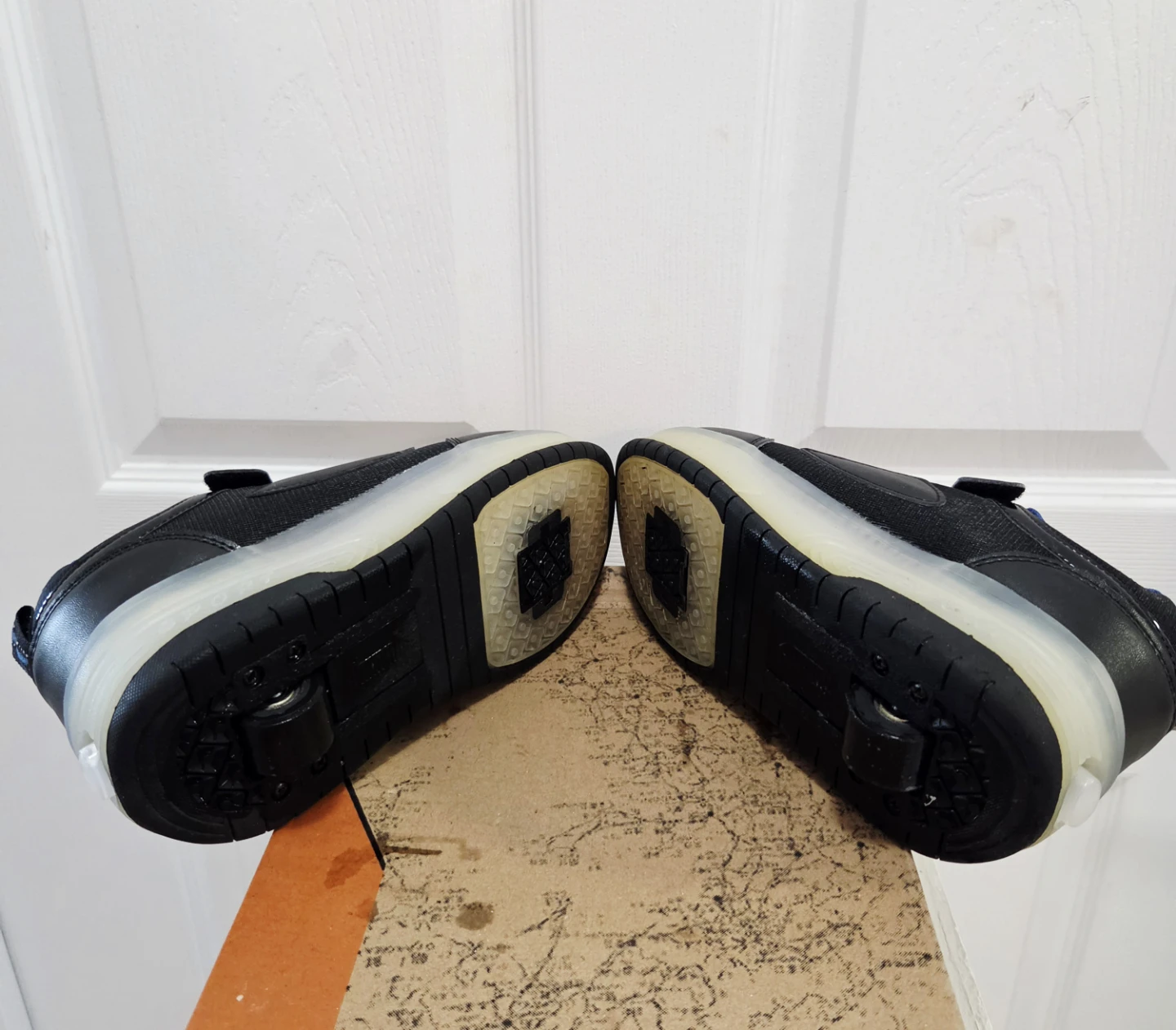 Xingbahou LED Roller Shoes - Size 37 - photo 3