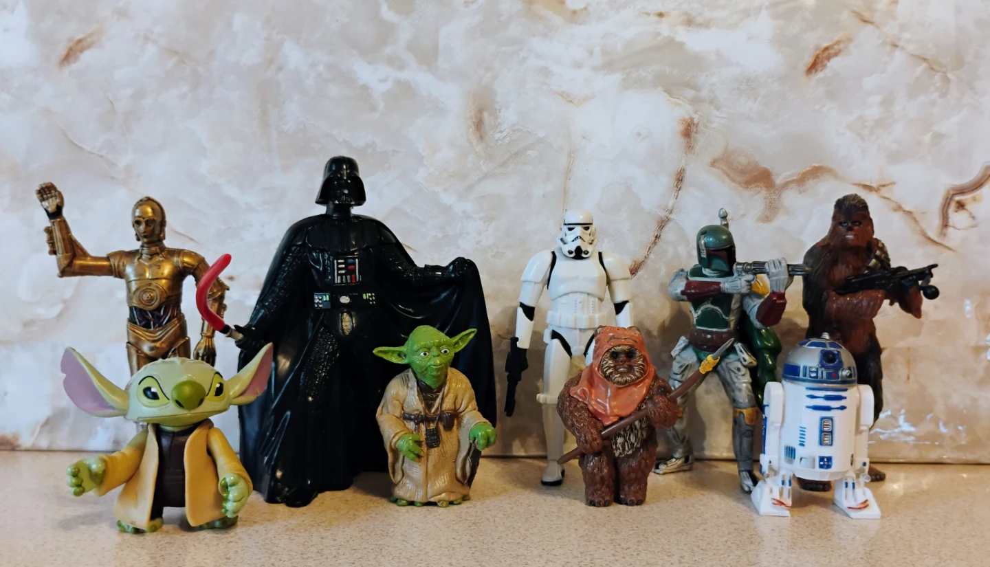 9 - MINATURE STAR WARS FIGURES