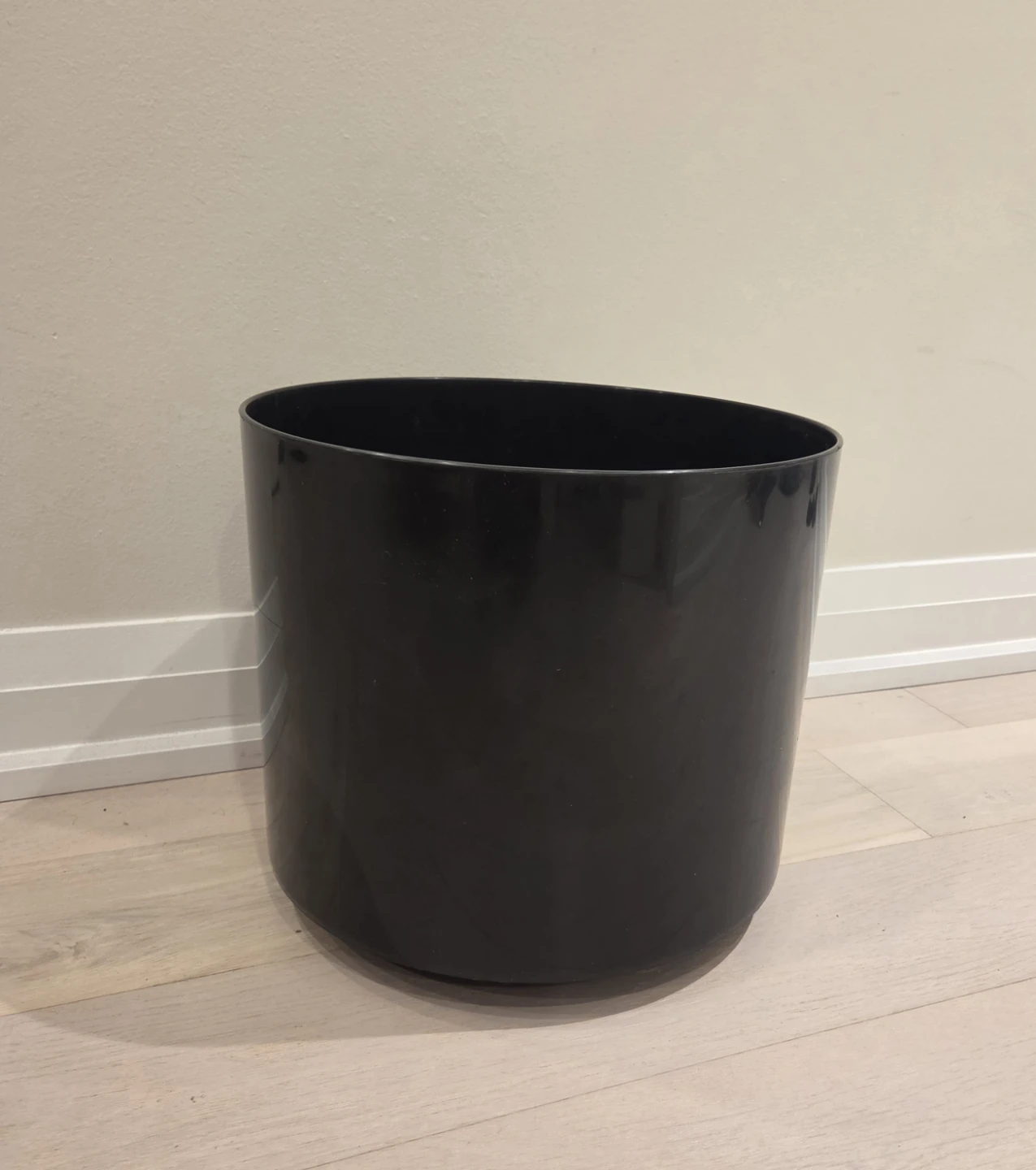 Two large black plastic planters - photo 2