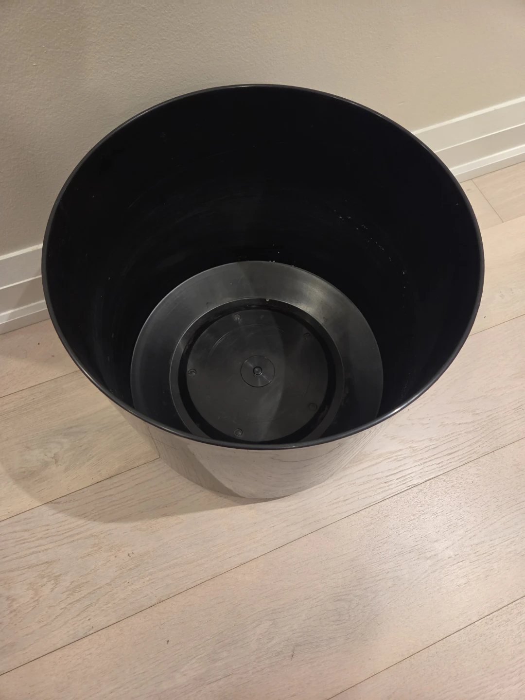 Two large black plastic planters - photo 3