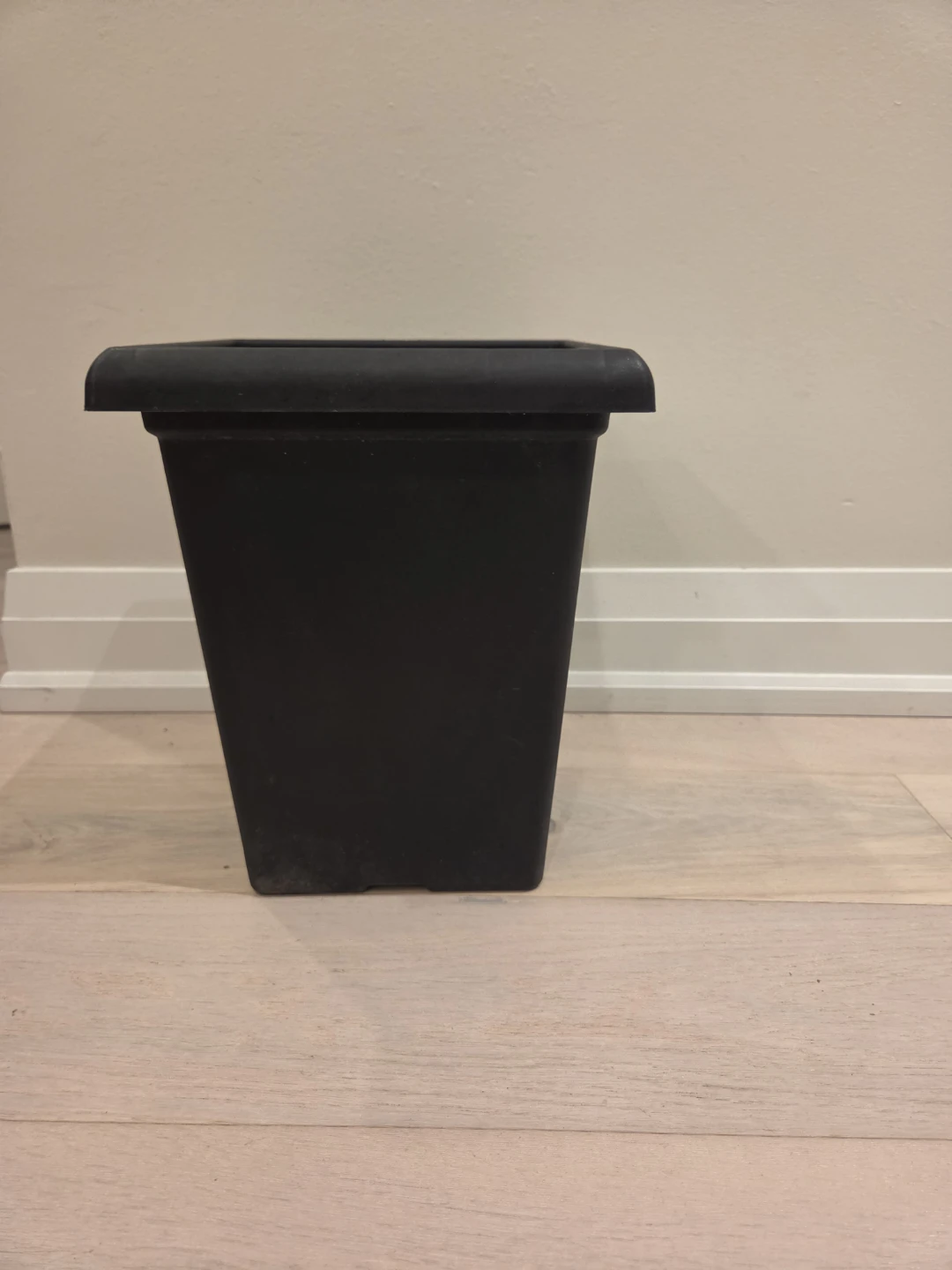 Two large black plastic planters - photo 4