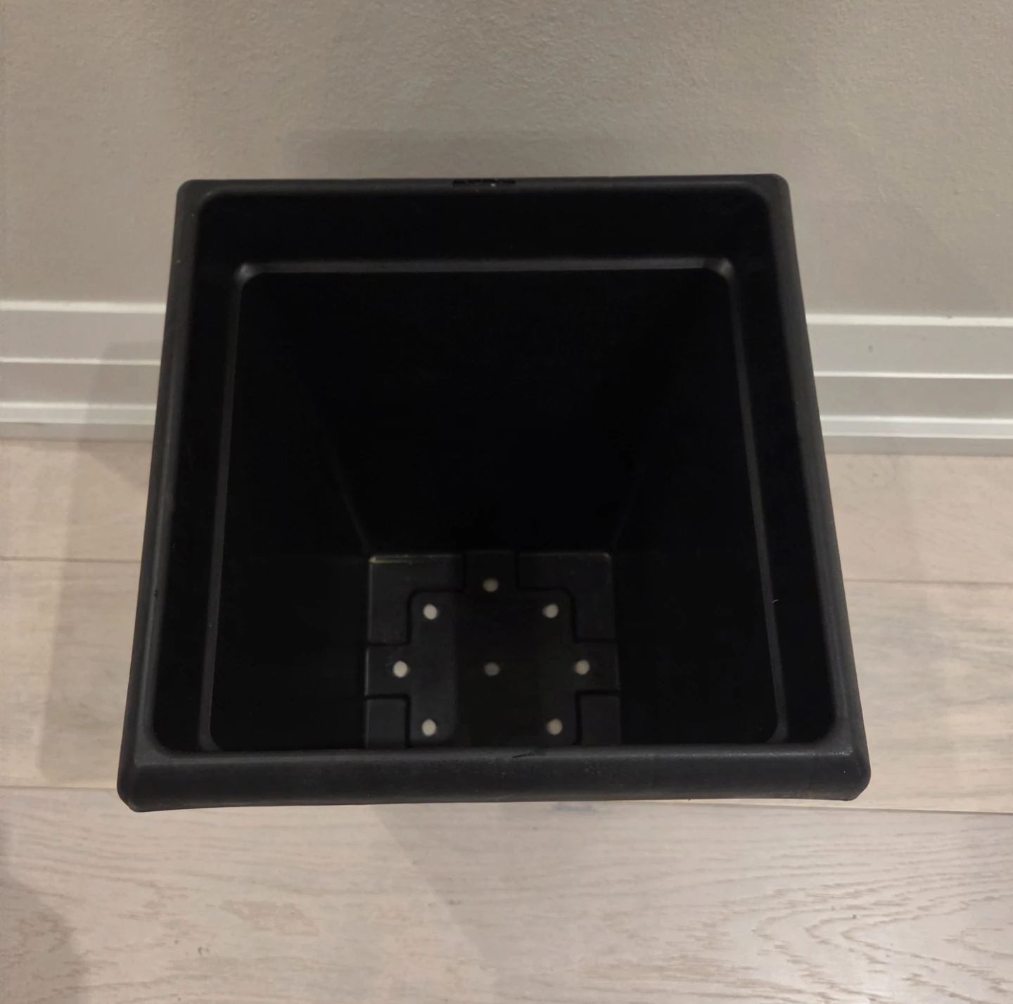 Two large black plastic planters - photo 5