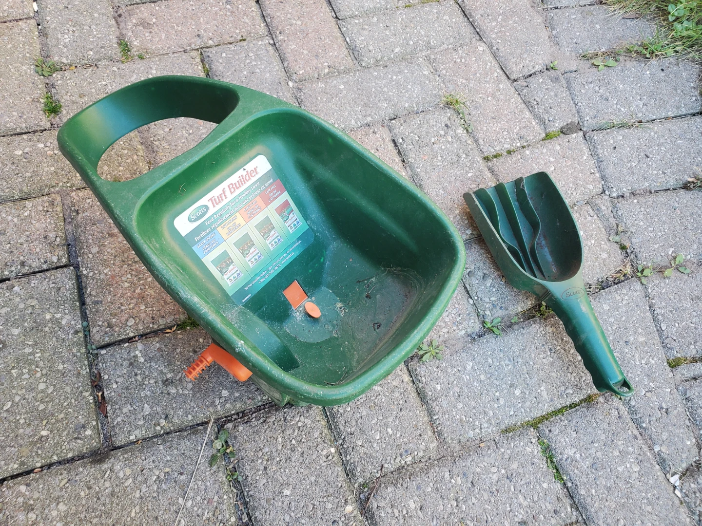 Scotts Turf Builder Handheld Spreader and Scoop - photo 3